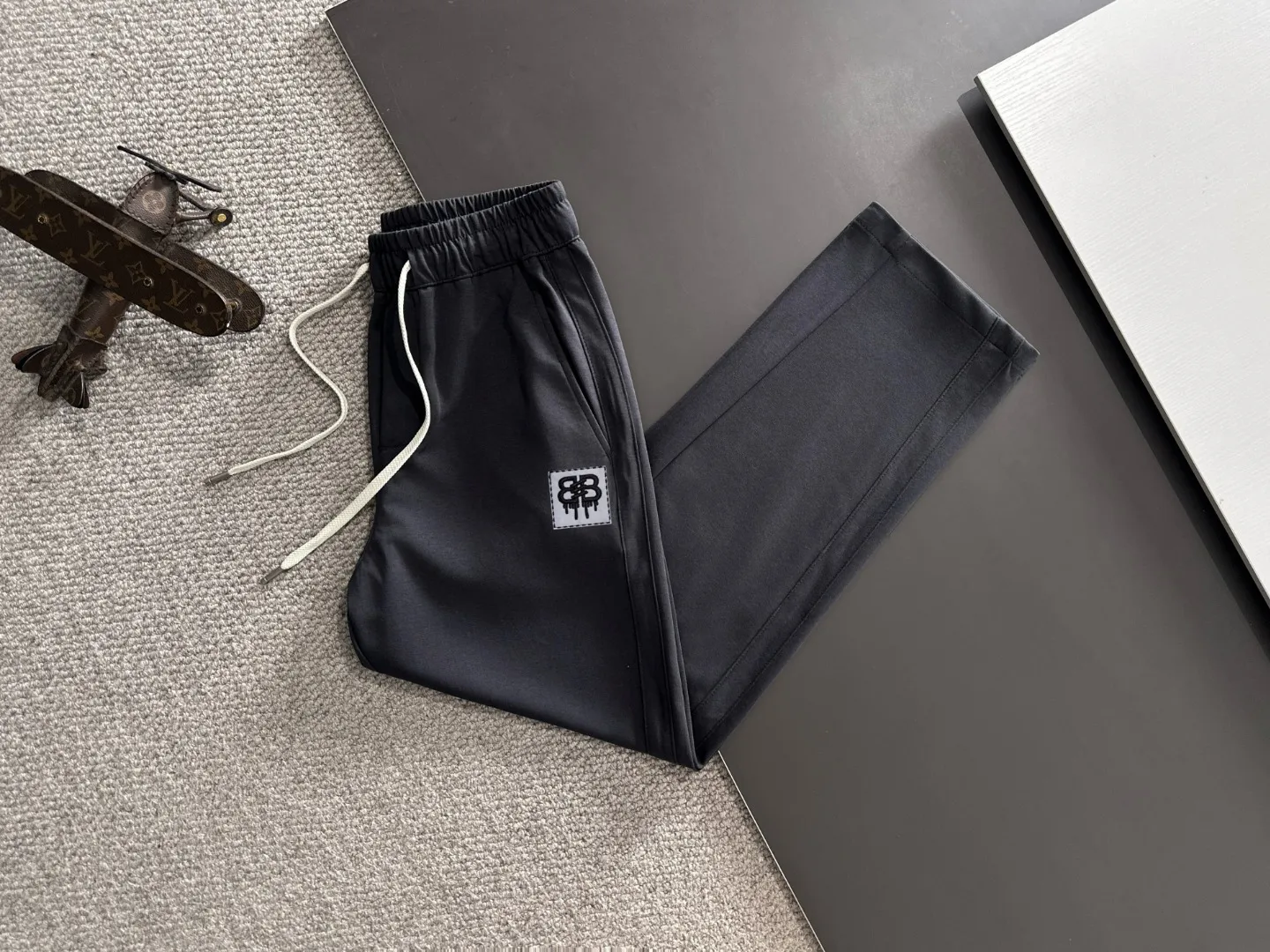 The next day shipped P195 Balenciaga 2026 summer New Arrival elastic casual pants, counter custom fabric Breathable high comfort, impeccable details, brand elements design concept, reflecting high quality. The hand feels delicate and soft! Casual cuts and awesome upper body! Sizes: S-3XL